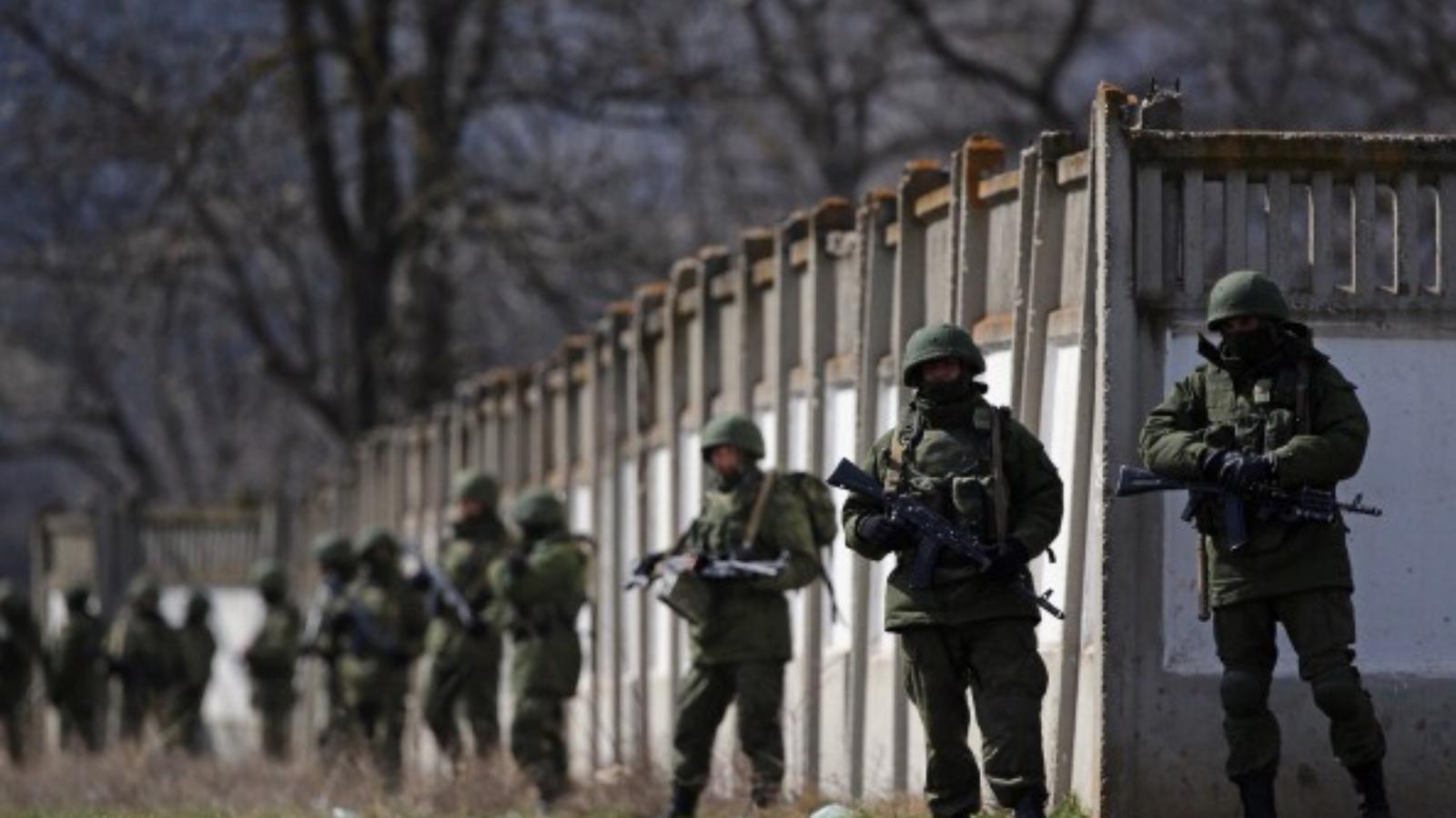 Ukrajna, 2014 március. Orosz katonák egy ukrán katonai bázis körül.  Fotó: Dan Kitwood / Getty Images