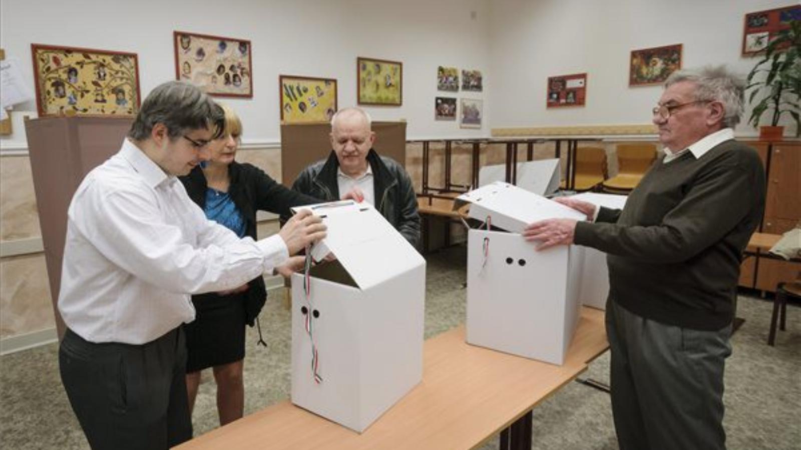 Komoróczy Zoltán (b3) ellenőrzi a szavazóurnát a debreceni Fazekas Mihály Gimnáziumban kialakított szavazókörben az országgyűlés