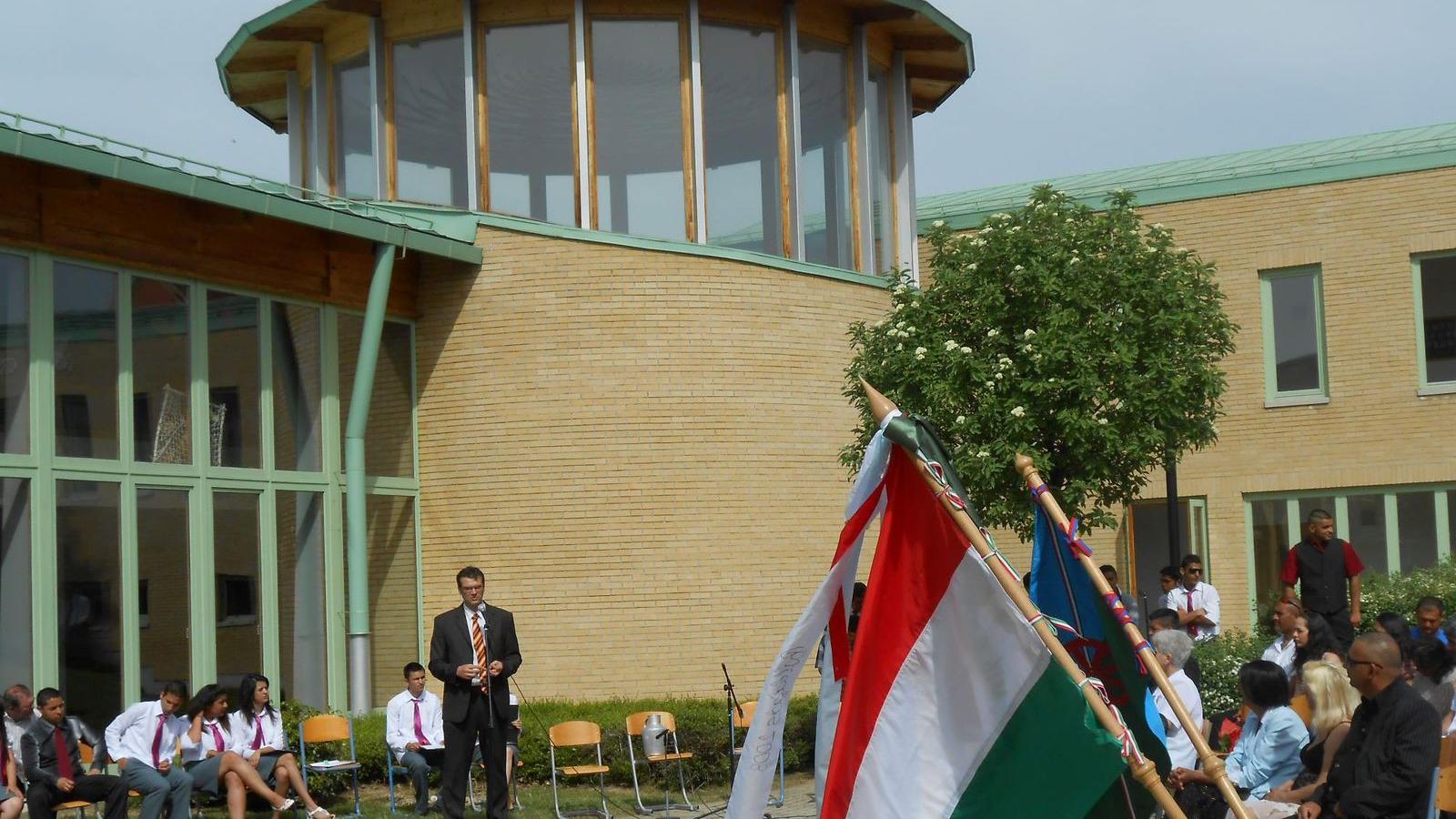 Pécs, Gandhi Gimnázium, ballagás/2013. Fotó: Facebook.  