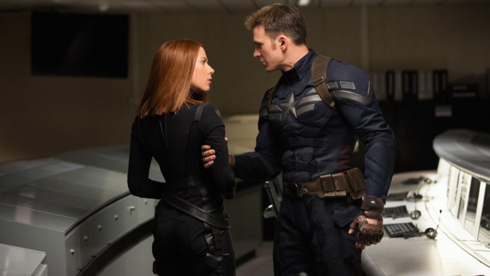 Chris Evans és a Fekete Özvegyet alakító Scarlett Johansson az Amerika kapitányban FORRÁS: FORUM HUNGARY