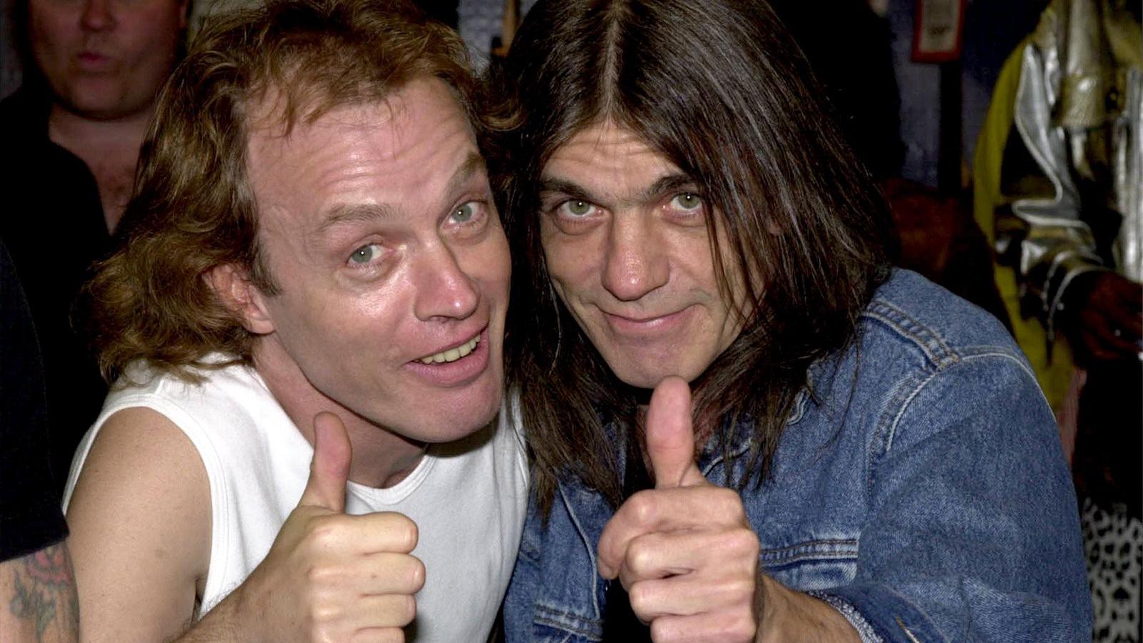 A 2000-ben készült felvételen az együttes két tagja Angus Young, (balra) és fivére Malcolm Young.  (Fotó: Newmakers/GettyImages)