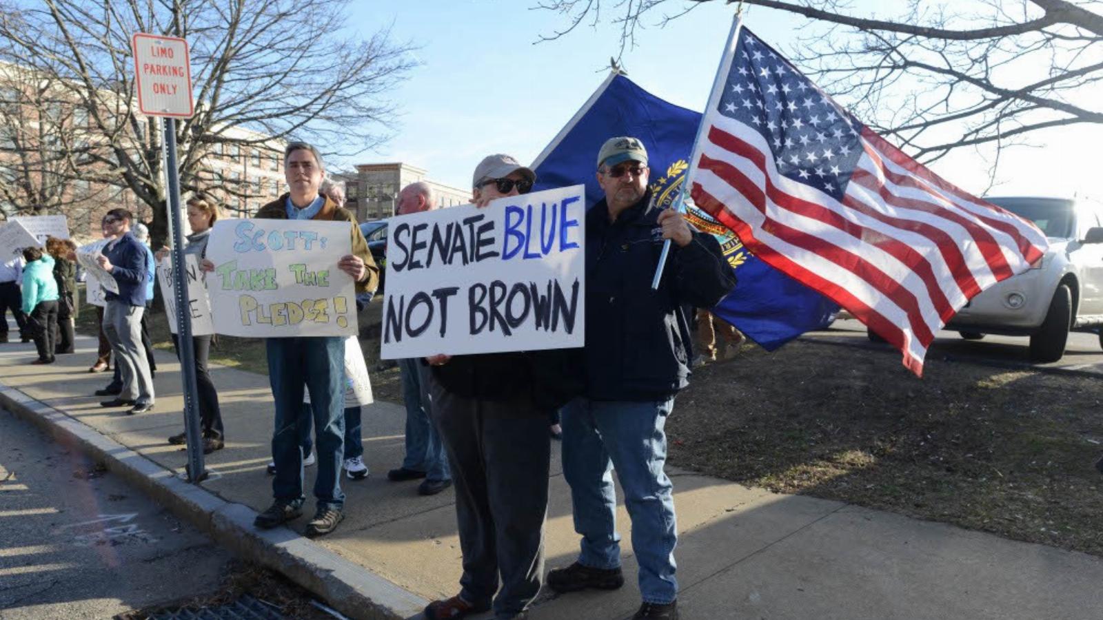 A teapárti Scott Brown szenátorjelöltsége ellen tiltakozók a New Hampshire-i Portsmouthban FOTÓ: EUROPRESS/GETTY IMAGES/DARREN M