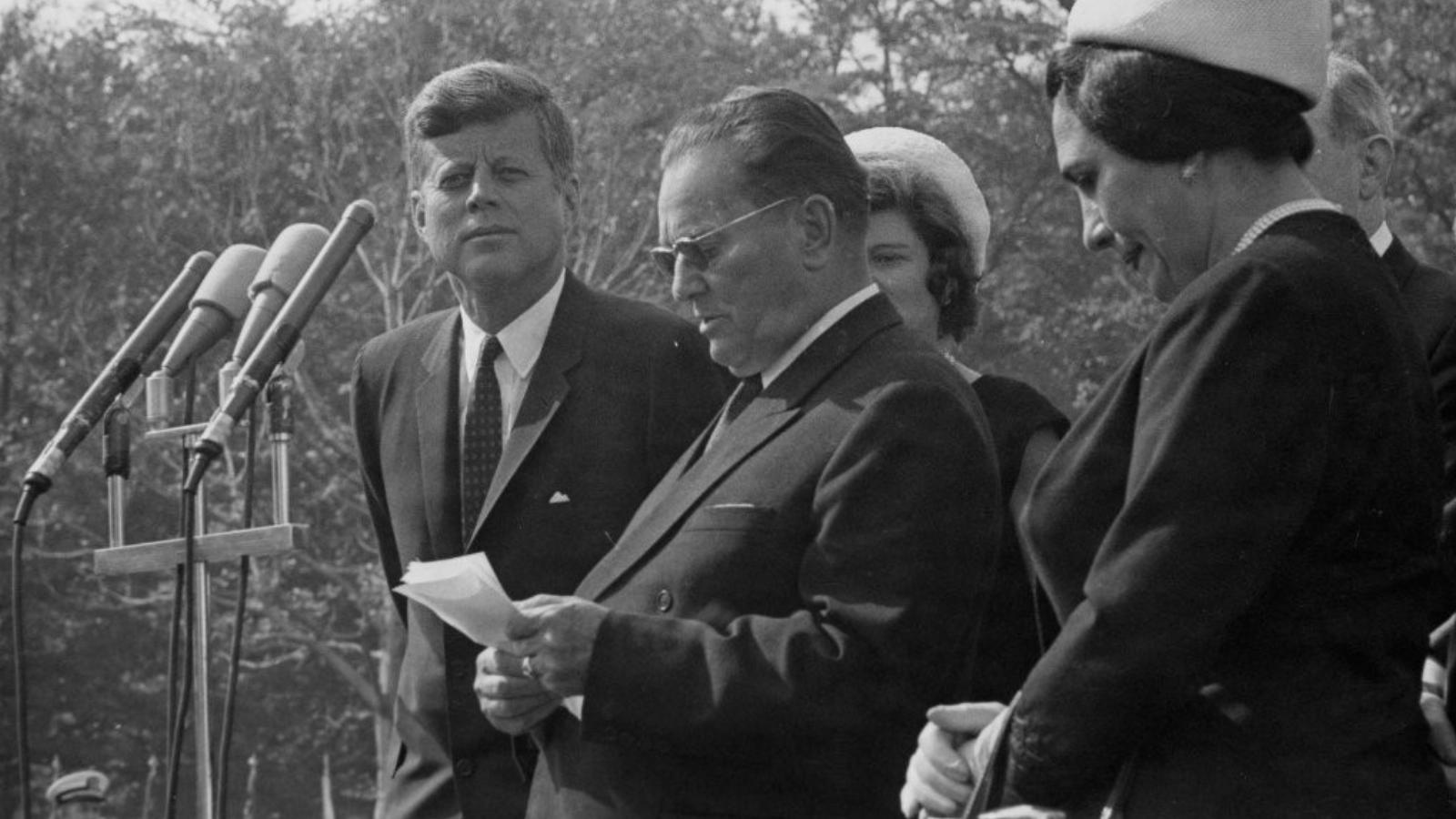 Archív felvétel 1963 októberéből: Titót John F. Kennedy volt amerikai elnök és Jovanka Broz fogja közre FOTÓ: EUROPRESS/GETTY IM