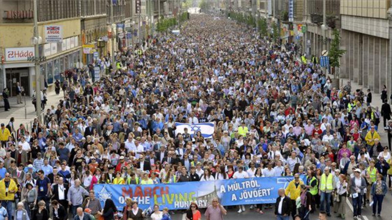 Az Élet menete halad a Rákóczi úton az Erzsébet híd pesti hídfőjétől a Keleti pályaudvarhoz 2014. április 27-én. Az Élet menete 