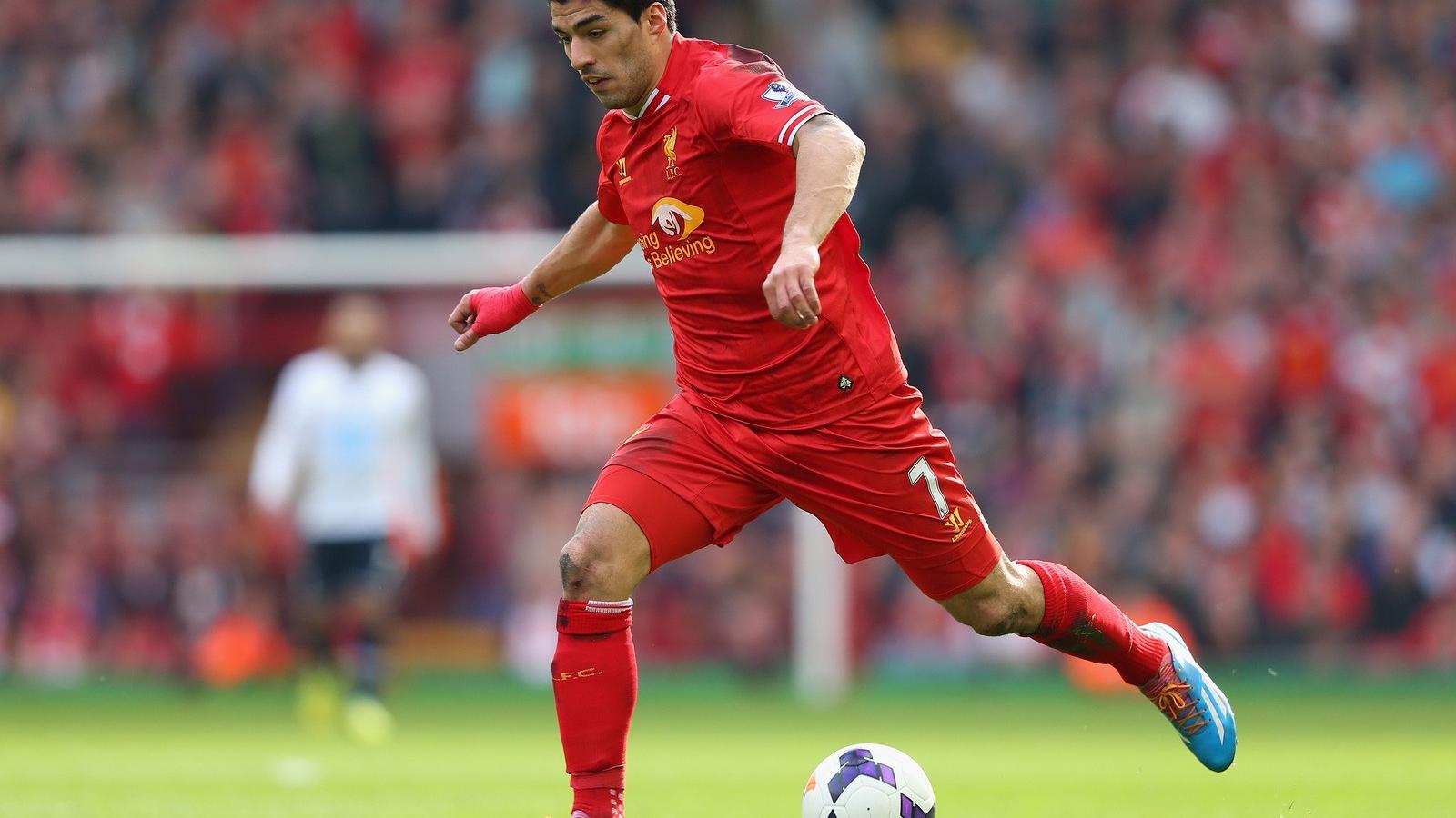 Luis Suarez akcióban a Tottenham ellen, 2014. március 30-án. Fotó: Alex Livesey/Getty Images.