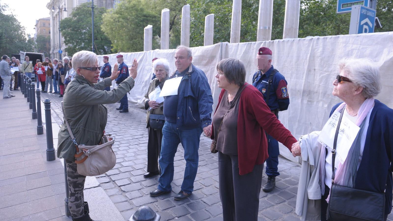 Megszokott „életkép” a csaknem kész emlékműnél, a Szabadság téren. Fotó: K2 Press/Népszava