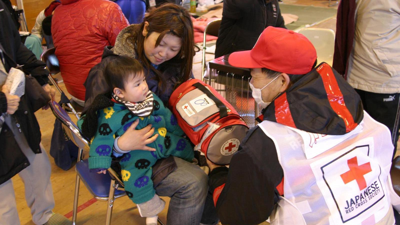 Vöröskeresztesek a 2011-es japán hármas katasztrófában. Fotó: Gettyimages