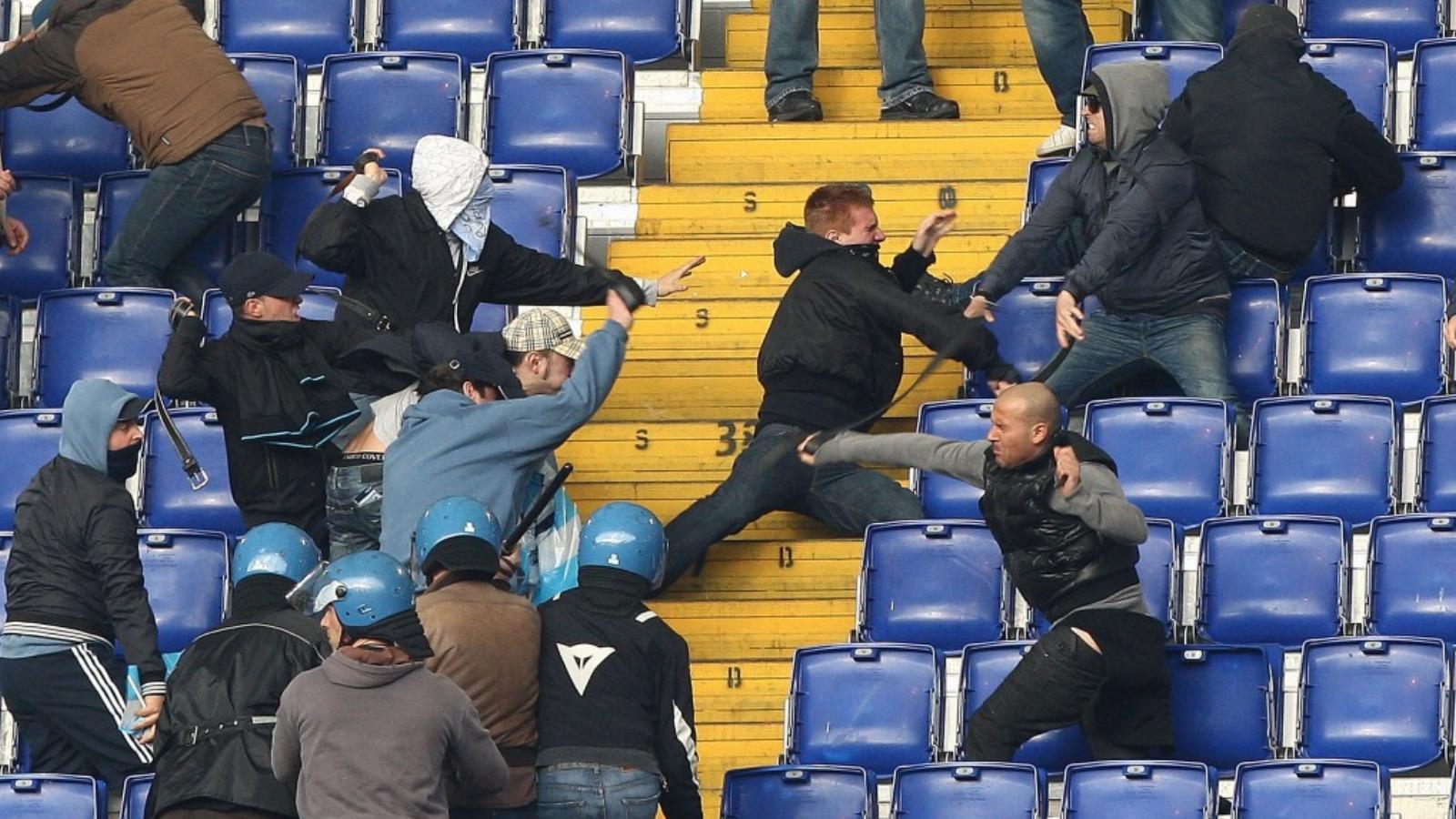 Nem ritka, hogy a mérkőzés közben egymásnak esnek a szurkolók FOTÓ: EUROPRESS/GETTY IMAGES/PAOLO BRUNO