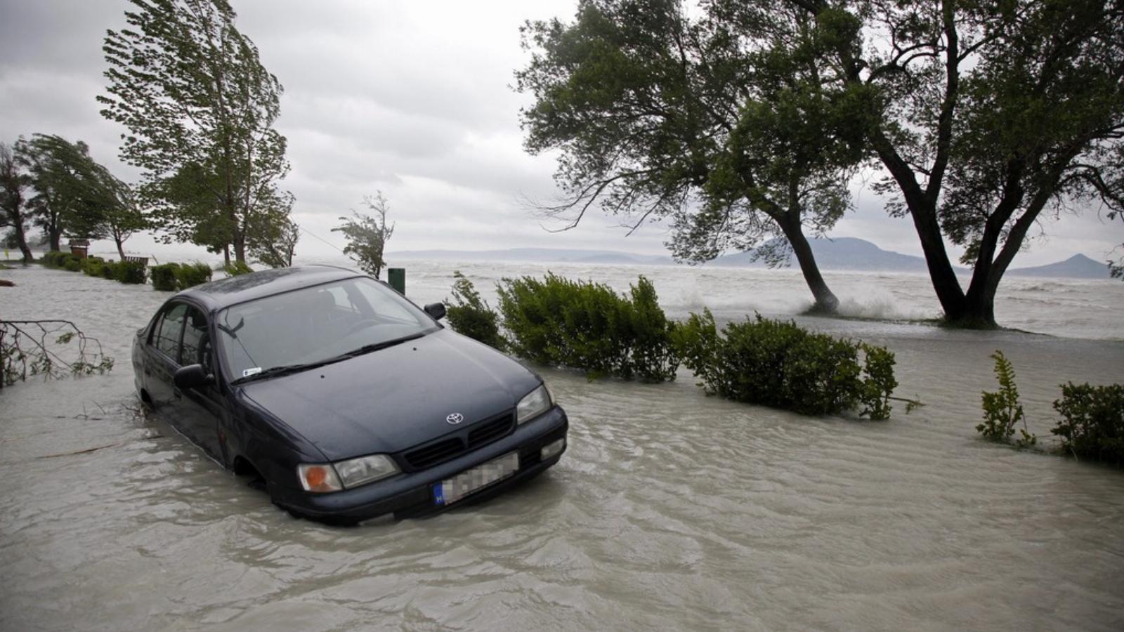 Víz alatt álló utca Fonyódon, ahol az erős északi szél miatt kiöntött a Balaton. MTI Fotó Varga György