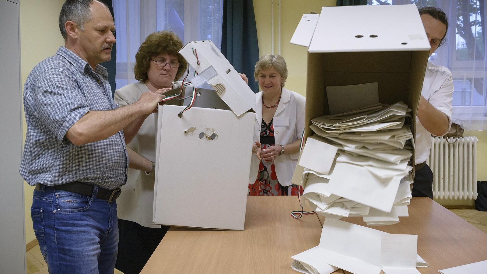 Felbontják a szavazóurnákat egy debreceni szavazókörben az európai parlamenti választás befejezése után. MTI Fotó: Czeglédi Zsol