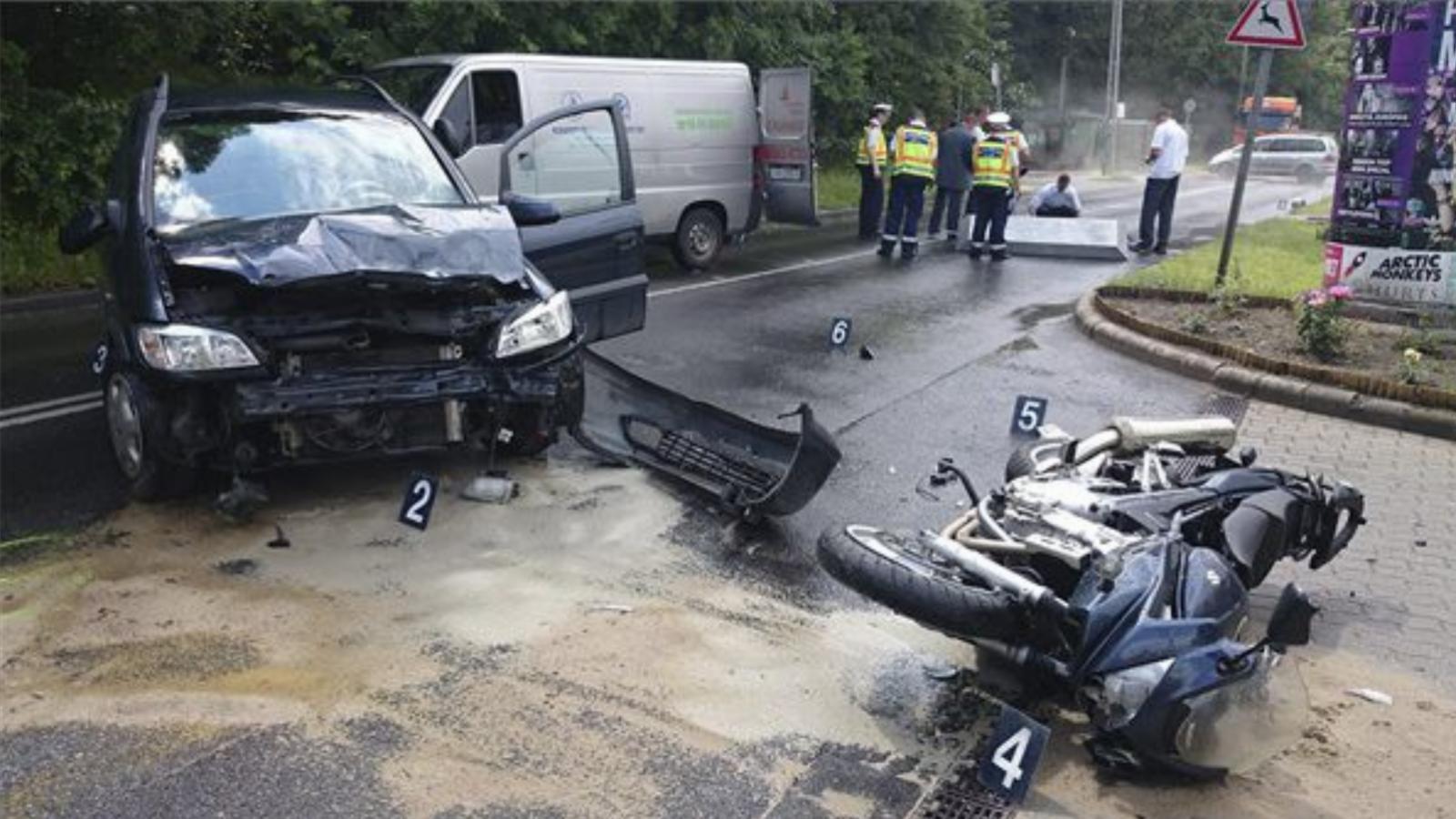  Összetört gépjárművek a főváros II. kerületében, a Hűvösvölgyi úton, ahol egy motoros összeütközött egy személyautóval 2014. má