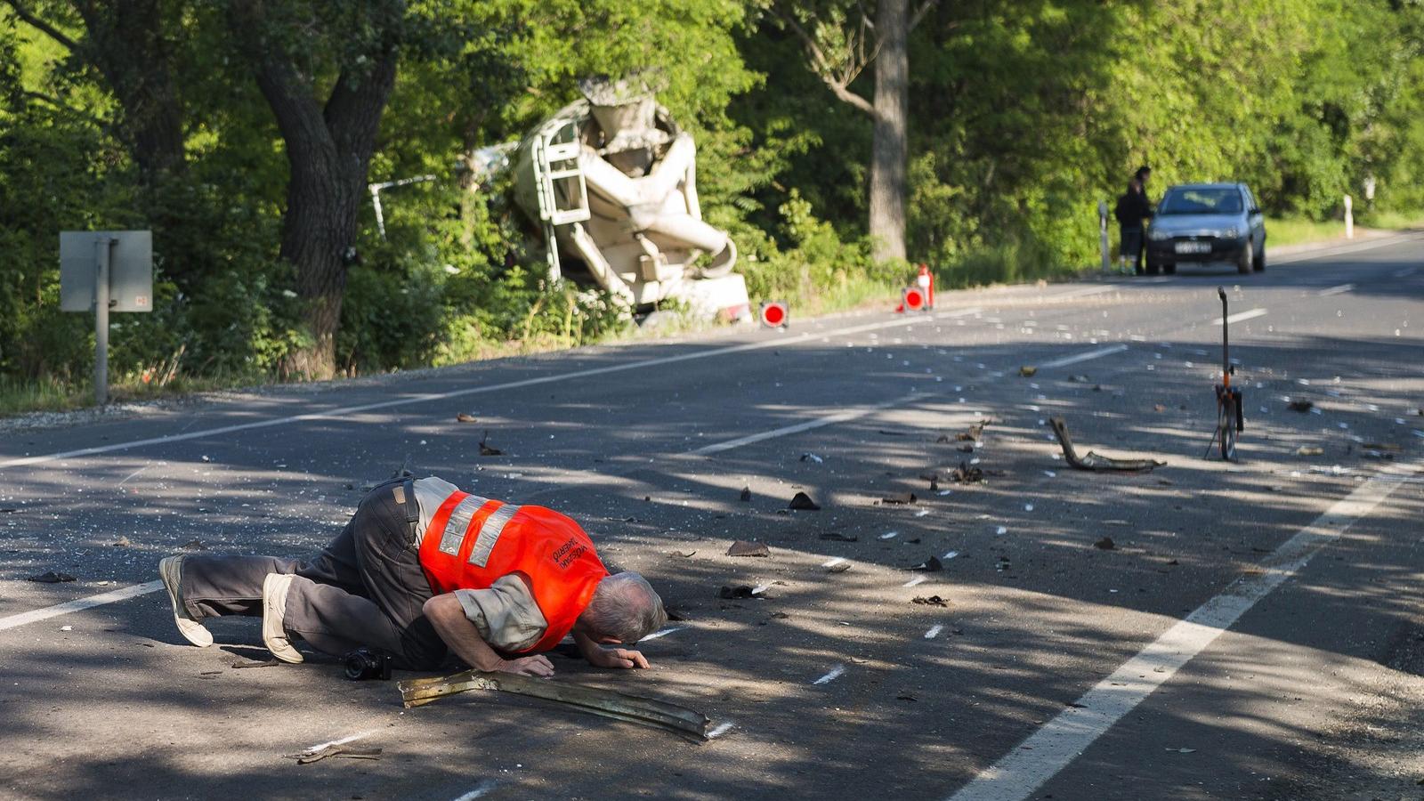 Rendőrségi szakértő a 38-as főúton történt, halálos kimenetelű baleset helyszínén.  MTI Fotó: Balázs Attila