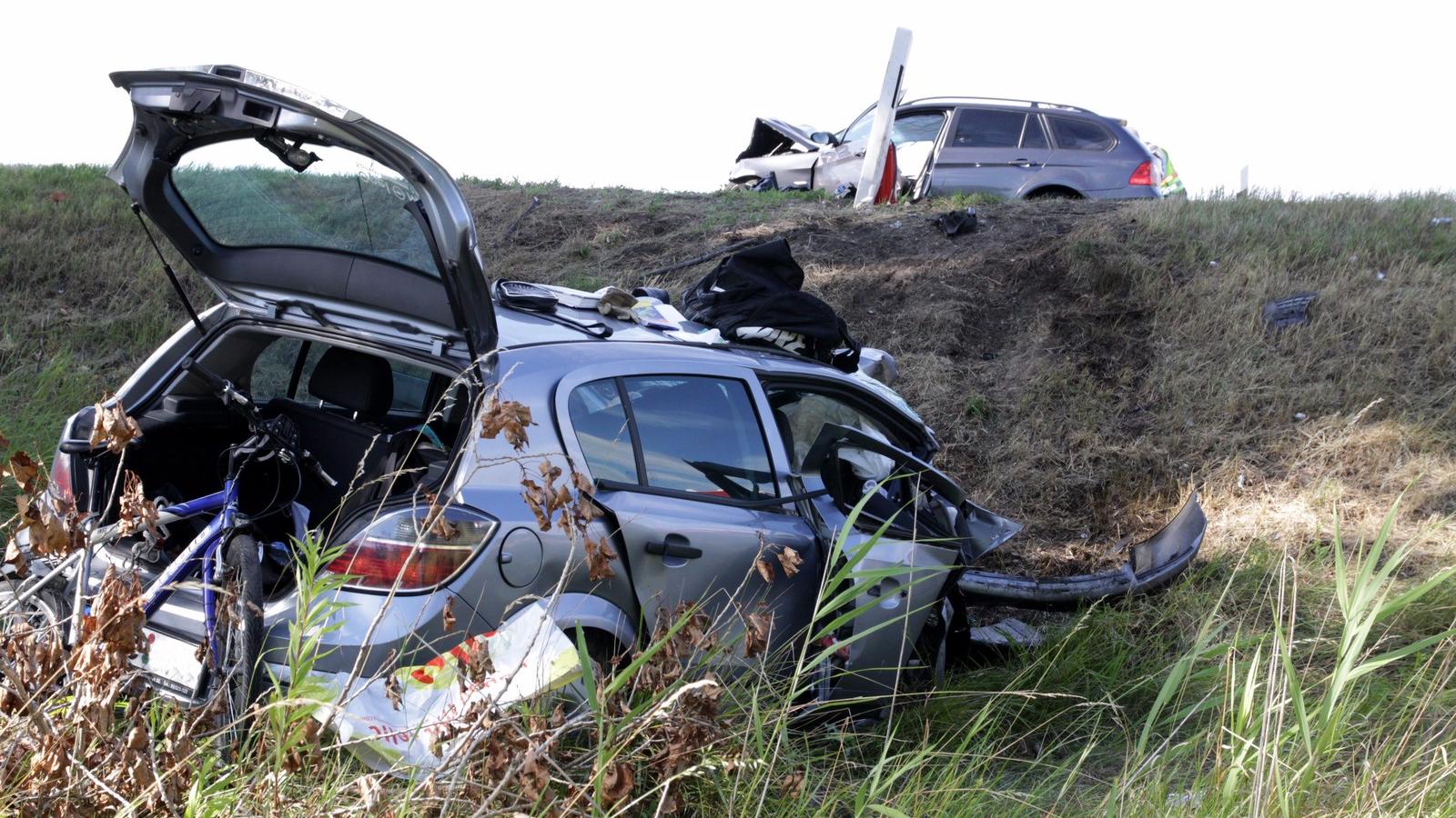 A baleset helyszíne a 8-as úton, Devecser közelében, ahol ketten meghaltak, amikor két személygépkocsi frontálisan ütközött. MTI