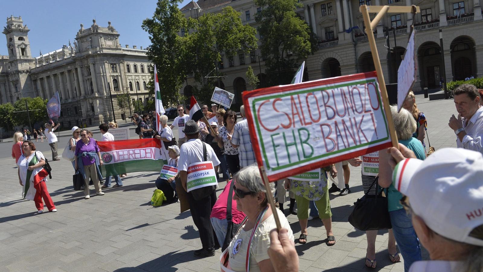 Demonstráció az Országház előtti, a résztvevők a devizahitelek eltörlését, a hitelesek kártalanítását és a felelősök megbüntetés