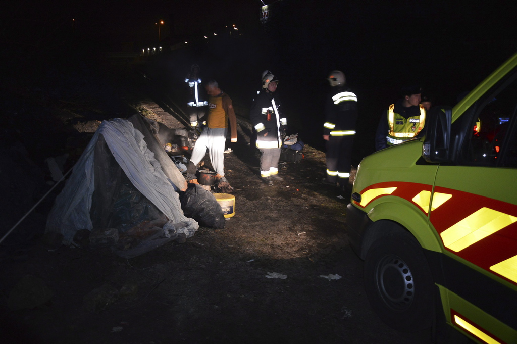 Egy több főből álló társaság gyújtott tüzet a területen. A tűz körül hat ember szenvedett égési sérüléseket egy gyúlékony anyagot tartalmazó flakon belobbanásától. Hárman súlyosan, hárman pedig a kézfejükön könnyebben sérültek. Mind a hat embert kórházba szállította az Országos Mentőszolgálat. Fotó: Mihádák Zoltán/MTI