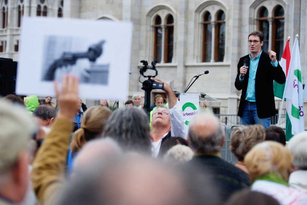 Október 2-án a Parlament előtt a Párbeszéd hívta tárgyalásra a demokratikus pártokat. A képen Karácsony Gergely FOTÓ: MTI