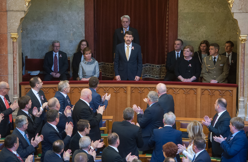 Az újraválasztott Áder János a vele elégedettnek tűnő kormánypárti képviselők körében FOTÓ: MOLNÁR ÁDÁM