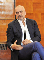 Edi Rama farmerben, nyakkendő nélkül ad interjút A SZERZŐ FELVÉTELEI