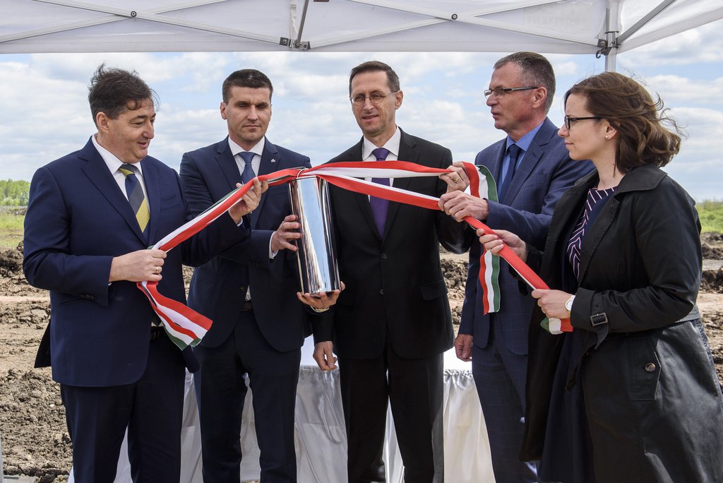 Mészáros Lőrinc, a Visonta Projekt Kft. tulajdonosa, Tóth László, a Duna Aszfalt Kft. ügyvezető igazgatója, Varga Mihály nemzetgazdasági miniszter, Horváth László, a térség fideszes országgyűlési képviselője és Tóth Anett, a Visonta Projekt Kft. ügyvezető igazgatója. MTI Fotó: Komka Péter