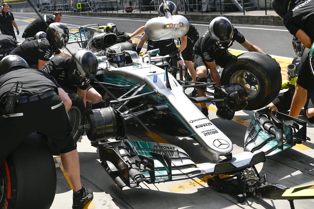 Valtteri Bottas, a Mercedes finn versenyzőjének kerékcseréje a Forma-1-es Magyar Nagydíj első szabadedzésén.