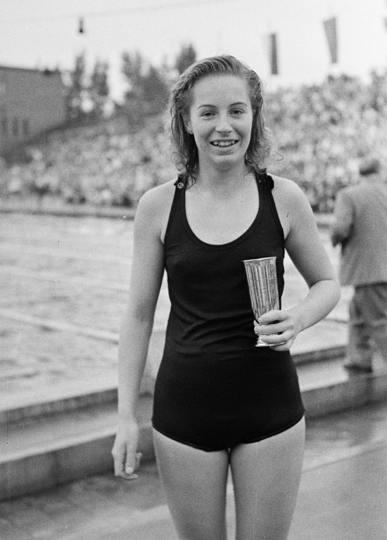 Hajós Alfréd Nemzeti Sportuszoda 1949 - Szőke Kató későbbi kétszeres olimpiai bajnok úszó az FTC 50 éves jubileuma alkalmából rendezett versenyen - Forrás: Fortepan/orig: KOVÁCS MÁRTON ERNŐ