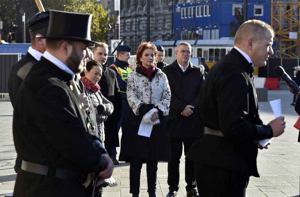 Vámos Csaba, mögötte Szabó Tímea, Harangozó Tamás, Lévai Katalin és Szilágyi György MTI Fotó: Máthé Zoltán