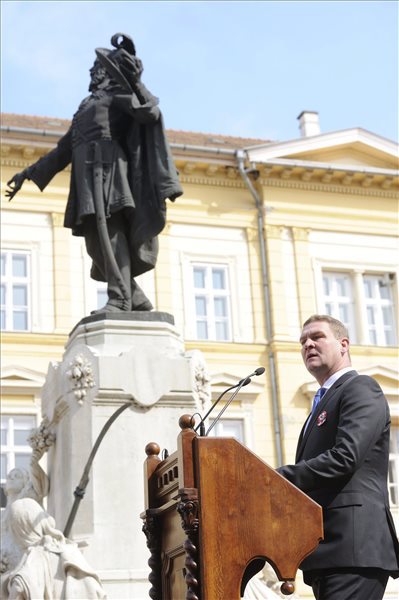 Botka László polgármester, a Magyar Szocialista Párt (MSZP) országos választmányi elnöke beszédet mond a szegedi önkormányzat az 1848-49-es forradalom és szabadságharc évfordulója alkalmából rendezett ünnepségén a Klauzál téren 2014. március 15-én. A háttérben Kossuth Lajos szobra.MTI Fotó: Kelemen Zoltán Gergely