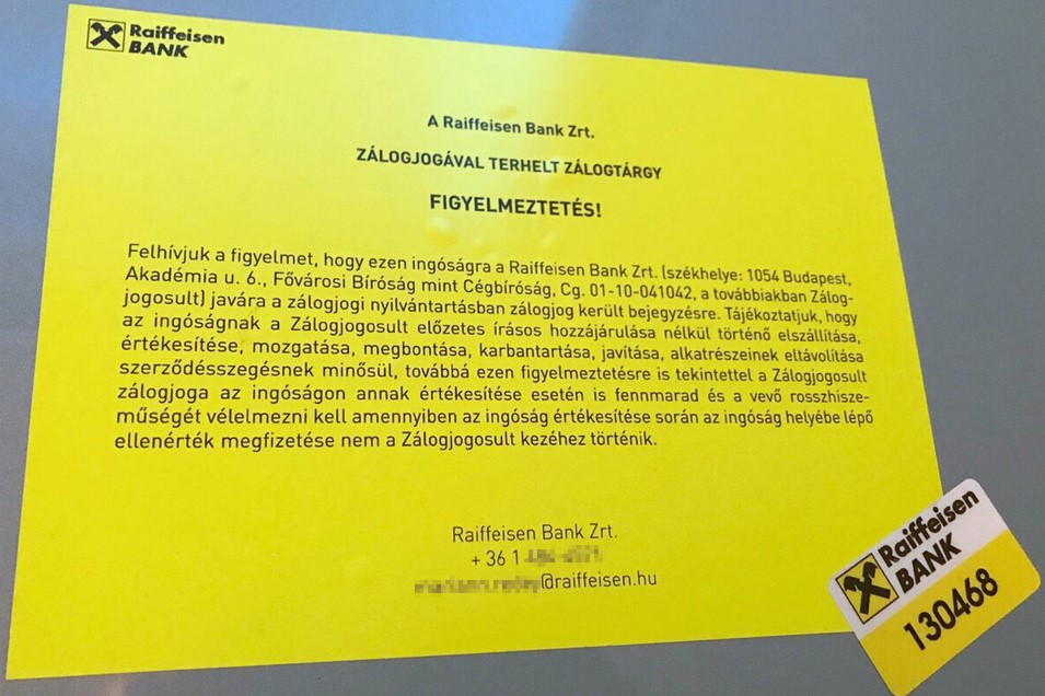 Fölcímkézte a Raiffeisen Bank a miskolci megyei kórházban a daganatos betegek kezeléséhez használt sugárterápiás gépeket. A sárga cédulán arról tájékoztatnak, hogy a gépre zálogjog bejegyzés került.