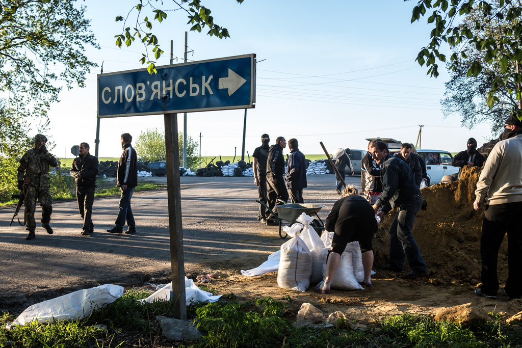 Oroszbarát aktivisták töltik a homokzsákokat a kelet-ukrajnai Szlovjanszk határában. Fotó:Brendan Hoffman/Getty Images.