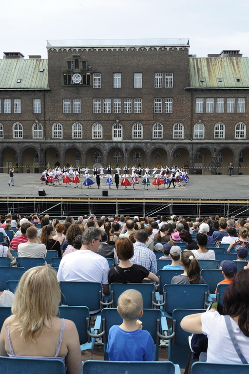 Érdeklődők nézik a Szeged Táncegyüttes gyermekcsoportjának fellépését a Szegedi Szabadtéri Játékok négyezer férőhelyes, a korábbiakhoz képest ellentétes irányban fölállított nézőteréről 2014. május 24-én. Fotó: Kelemen Zoltán Gergely/MTI