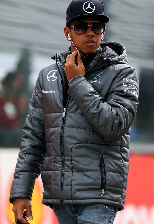 Lewis Hamilton„Csütörtökön volt egy megbeszélésünk, és Nico még mindig elég dühösnek tűnt Magyarország miatt. Aztán itt van, ez lett belőle. Amikor odakint vagy a pályán, bíznod kell az ellenfelekben, hogy használják a fejüket, nem csinálnak szándékosan bizonyos dolgokat. De a mostani megbeszélés után nem igazán tudom, hogyan viszonyuljak hozzá a következő versenyen. Pedig szoros volt a csata köztünk, és azt gondoltam, mindannyiunk számára érdekes lesz a futam. Ám nekem végül a pokol jutott ismét. Immár nem tudok benne megbízni.”