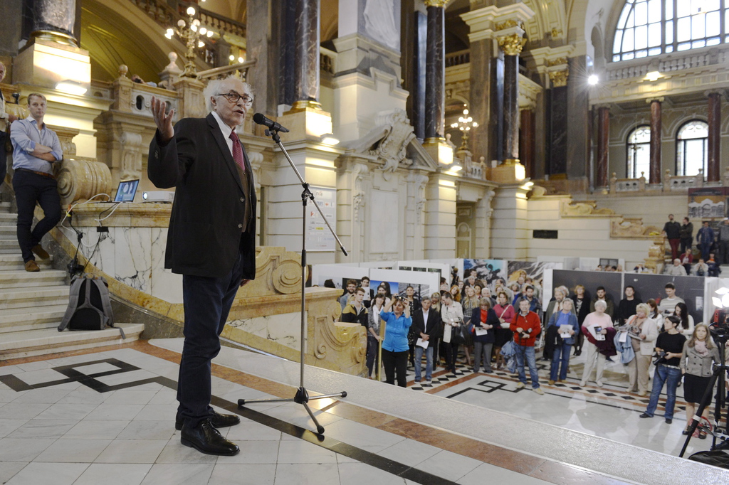 Révész Tamás fotográfus a megnyitón - Fotó: MTI, Kovács Tamás