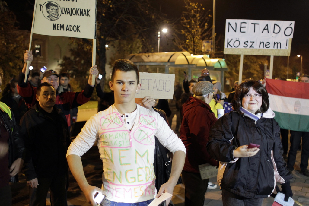 Az internetadó bevezetése ellen meghirdetett demonstráció résztvevői Békéscsabán, a Fidesz irodája előtt. MTI Fotó: Lehoczky Péter