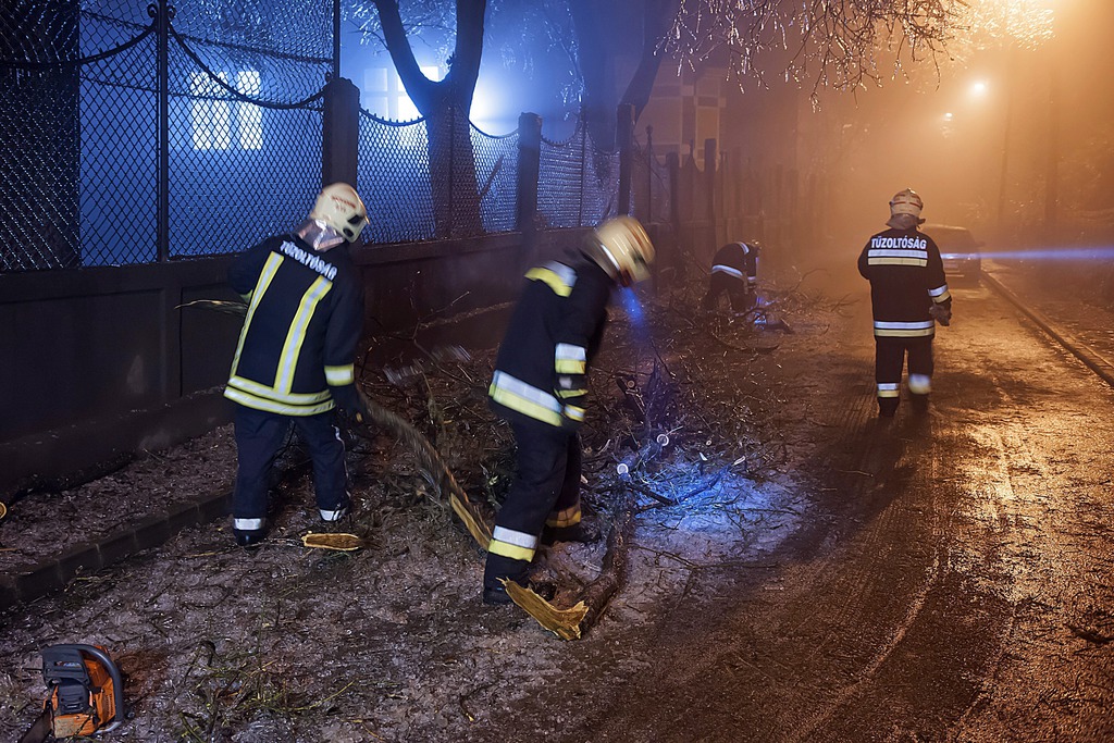 Tűzoltók dolgoznak az ónos eső miatt letört faágak eltávolításán a főváros XII. kerületében, a Felhő utcában 2014. december 1-jén. A XII. kerületben kialakult veszélyhelyzet miatt több hegyvidéki utat lezártak, a lakosság érintett részét megkérték, hogy ne hagyják el otthonaikat. MTI Fotó: Lakatos Péter