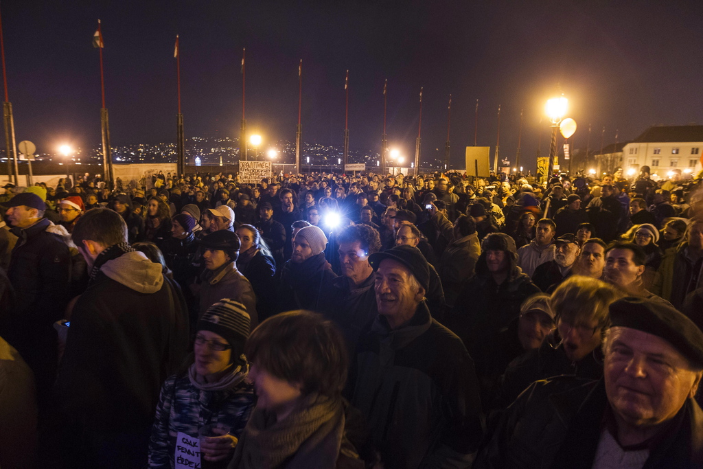 Az "1000 milliárdan a tisztességes adózásért" elnevezésű Facebook-csoport által "A mi országunk! A mi pénzünk!" címmel szervezett demonstráció résztvevői a Szent György téren. MTI Fotó: Szigetváry Zsolt