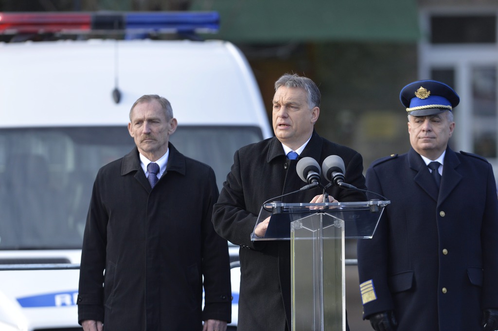 Orbán Viktor miniszterelnök (k) beszédet mond a rendőrség új szolgálati gépjárműveinek ünnepélyes átadásán Budapesten, a Készenléti Rendőrség bázisán 2014. december 23-án. Mellette Pintér Sándor belügyminiszter és Papp Károly országos rendőrfőkapitány. MTI Fotó: Koszticsák Szilárd