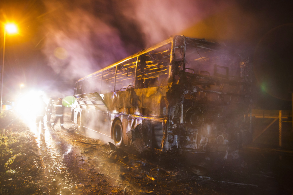 Kiégett busz a Zala megyei Magyarszerdahelyen 2014. december 27-én reggel. MTI Fotó: Varga György