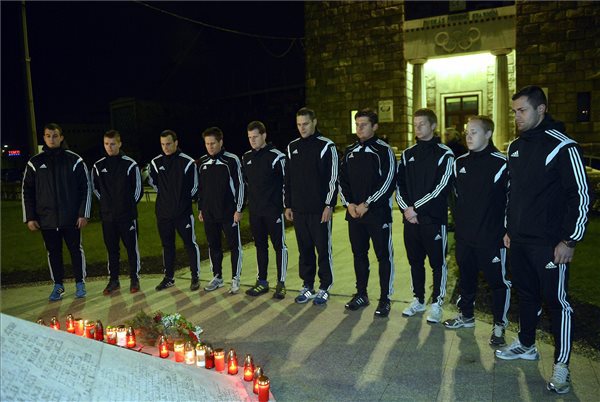 Labdarúgó játékvezetők a Puskás Ferenc Stadion előtt, ahol megemlékeztek Buzánszky Jenőről. FOTÓ: MTI, Illyés Tibor