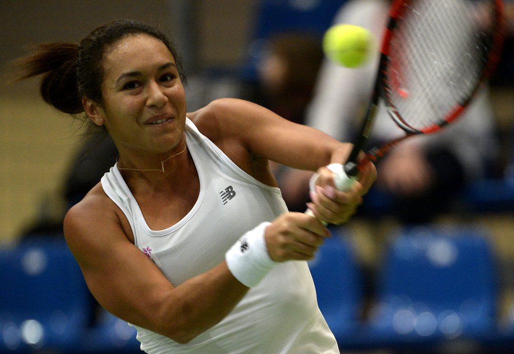 A brit Heather Watson visszaüti a labdát a fehérorosz Viktorija Azarenkának. MTI Fotó: Illyés Tibo