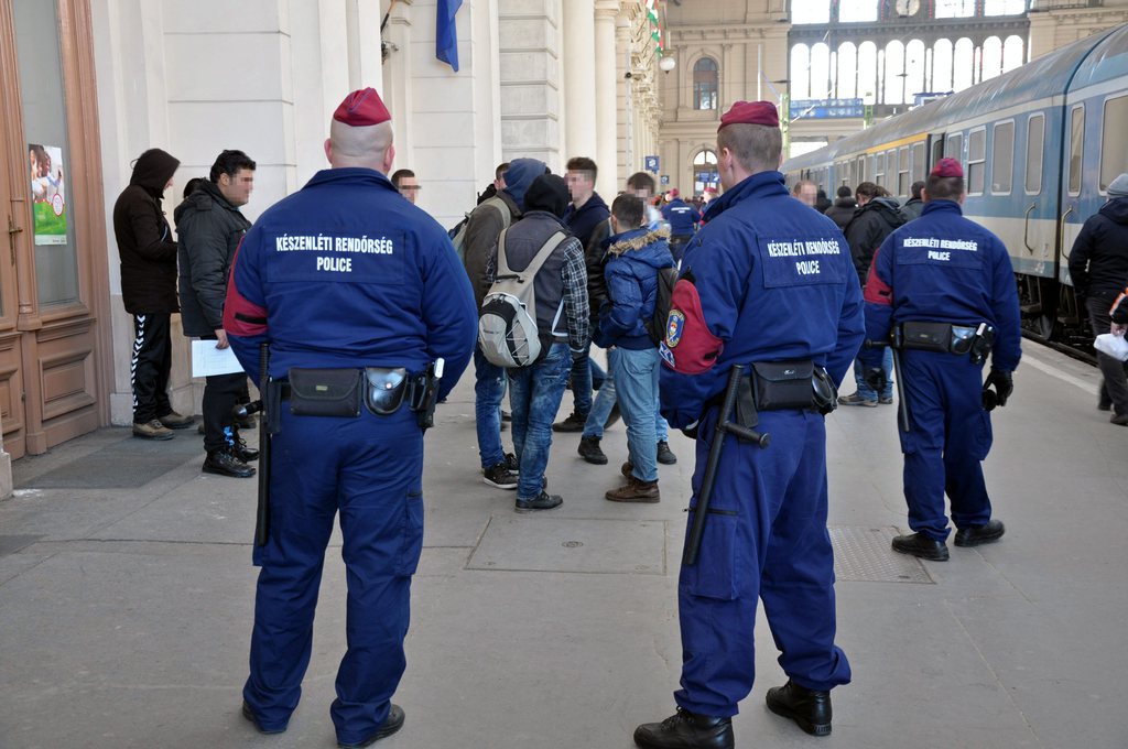 A rendőri intézkedés az illegális bevándorlókkal szemben még szombat délután is tartott. MTI Fotó: Mihádák Zoltán