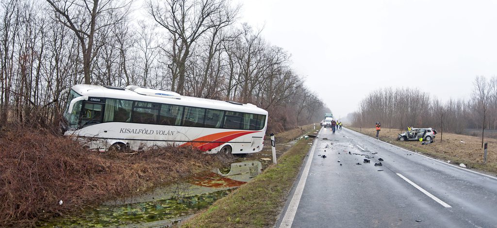 . Baleset helyszíne a 82-es úton Győr és Nyúl között, ahol autóbusz és személyautó ütközött össze 2015. február 24-én. A balesetben a személygépkocsi sofőrje meghalt. A buszon 49-en utaztak, közülük hét ember könnyebben, egy súlyosan megsérült. MTI Fotó: Krizsán Csaba