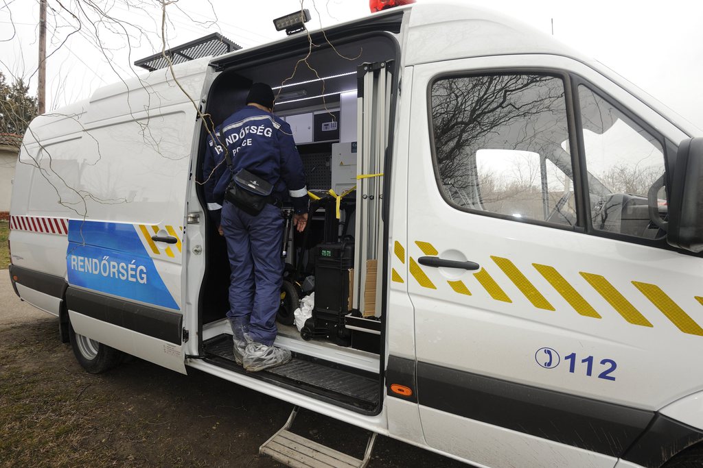 A Bűnügyi Szakértői és Kutatóintézet központi szemlebizottságának helyszínelő busza Szeged-Kiskundorozsmán a Vásártér soron, ahol 2015. február 24-én este megtalálták egy 37 éves budapesti férfi holttestét. A férfi a helyszíni szemle szerint gyilkosság áldozata lett. MTI Fotó: Kelemen Zoltán Gergely