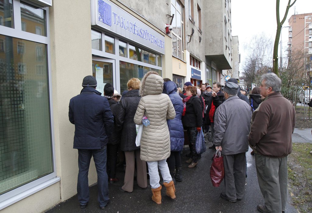 Tanácstalan emberek állnak sorba a Tokaj és Vidéke Takarékszövetkezet miskolci fiókja előtt 2015. február 26-án, hogy pénzükhöz, vagy legalábbis annak egy részéhez jussanak. MTI Fotó: Vajda János