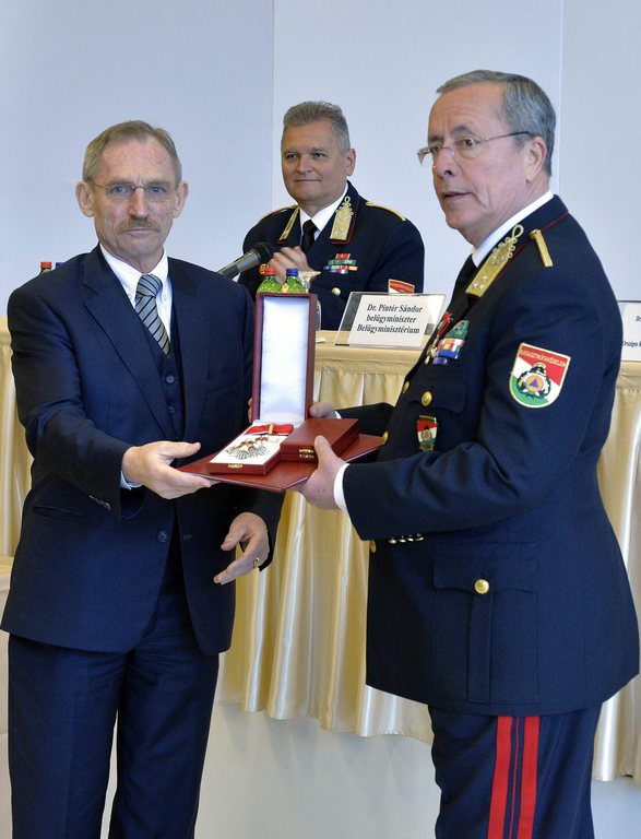 Pintér Sándor belügyminiszter a Magyar Érdemrend középkeresztje a csillaggal katonai tagozata kitüntetést adományozza Bakondi György leköszönő főigazgatónak. MTI Fotó: Máthé Zoltán