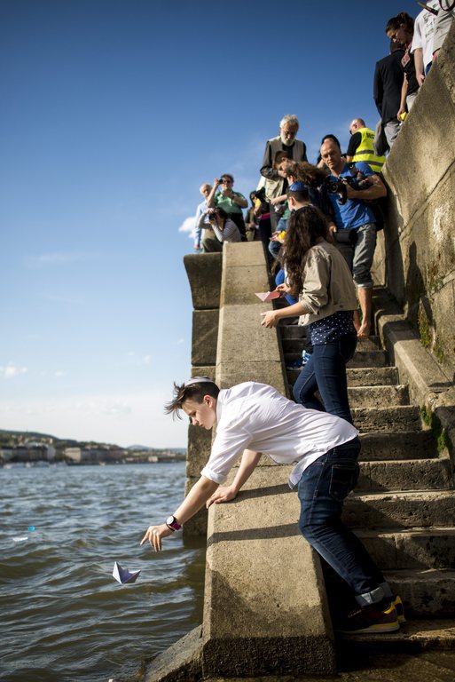 Papírhajókat dobnak a Dunába résztvevők a holokauszt magyarországi áldozatainak emléknapján tartott megemlékezésen a budapesti Cipők a Duna-parton emlékműnél 2015. április 16-án. MTI Fotó: Marjai János