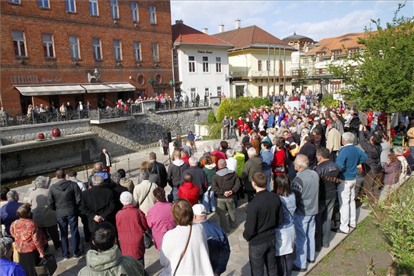 Tüntetők Miskolcon. MTI Fotó: Vajda János