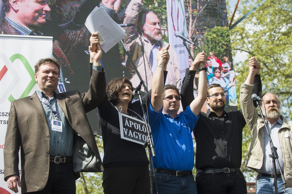 Kordás László, a Magyar Szakszervezeti Szövetség elnöke, Varga Andrea védőnő, mentálhigiénés szakember, Székely Tamás, a Magyar Vegyipari, Energiaipari és Rokon Szakmákban Dolgozók Szakszervezeti Szövetsége (VDSZ) elnöke, Gulyás Balázs, a 2014-es internetadó-ellenes tüntetéssorozat egyik fő szervezője és Mészáros Balázs, a Magyar Szolidaritás Mozgalom elnökségi tagja. MTI Fotó: Illyés Tibor