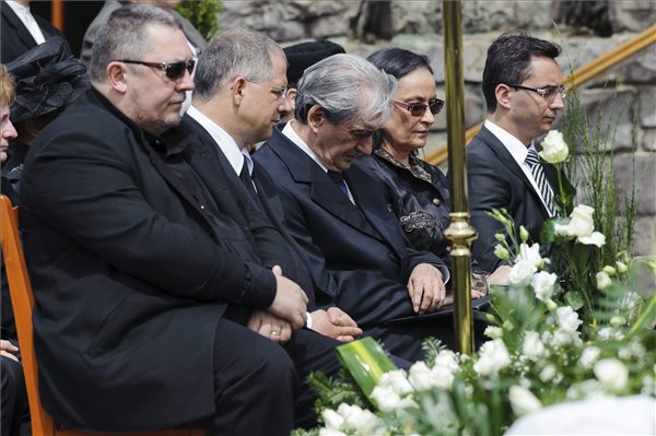 Vidnyánszky Attila, a Nemzeti Színház igazgatója, Kósa Lajos, a Fidesz ügyvezető alelnöke országgyűlési képviselő, Csikos Sándor színész, rendező a debreceni Csokonai Nemzeti Színház tagja, Ráckevei Anna, a Csokonai Nemzeti Színház igazgatója és Papp László polgármester (b-j) Kóti Árpád temetésén MTI Fotó: Czeglédi Zsolt