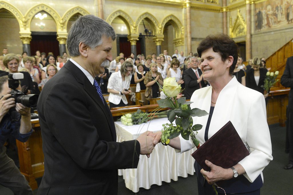 Kövér László gratulál a Védőnői szolgálatért-díjjal elismert Dobos Lajos Józsefnének MTI Fotó: Soós Lajos