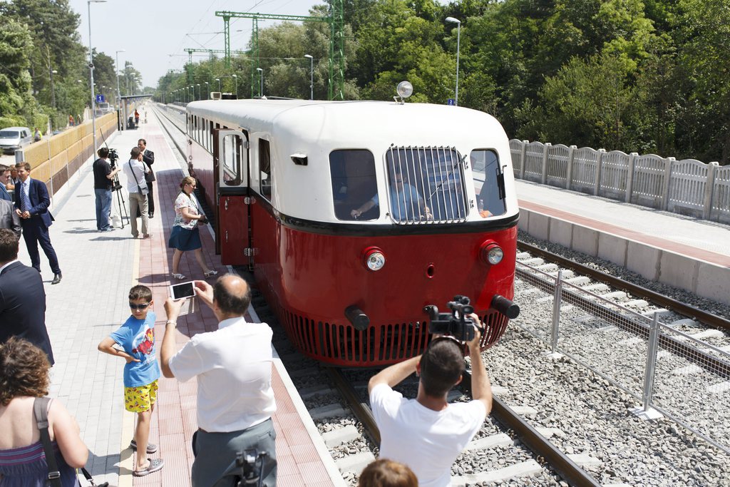 Nosztalgiavonat halad a korszerűsített, Lepsény és Szántód-Kőröshegy közötti vasúti vonalszakaszon. MTI Fotó: Varga György